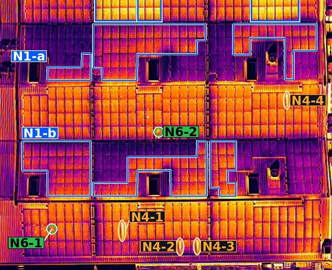 Termografski mozaik dela strešne sončne elektrarne z obrobljenimi skupinami toplejših modulov in označenimi ugotovitvami.